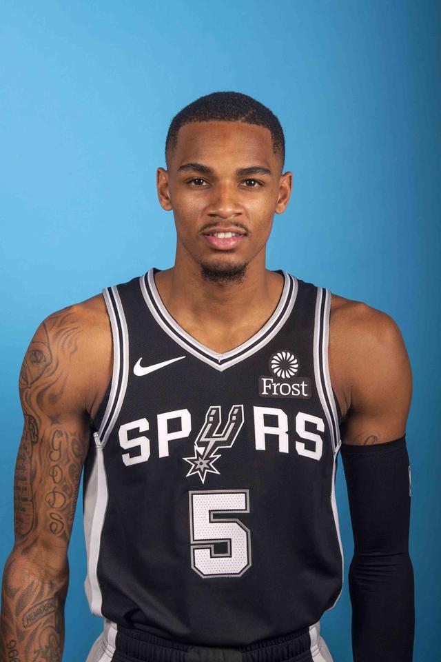 首发阵容身 首发阵容身